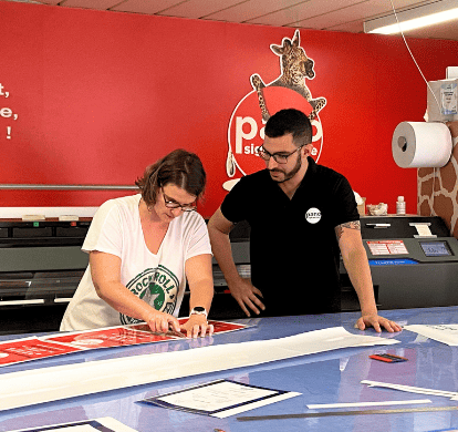 Exercice pratique PANO Academy où une concessionnaire PANO découpe de l'adhésif accompagné par son formateur