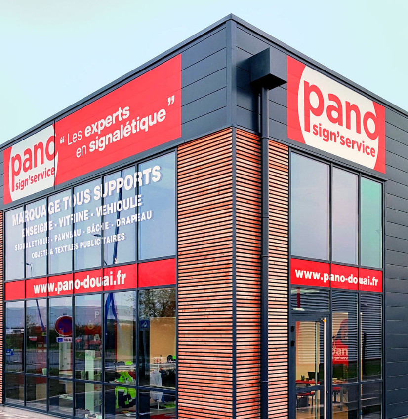 Agence PANO avec enseigne, vitrine et logo PANO - les experts en signalétique