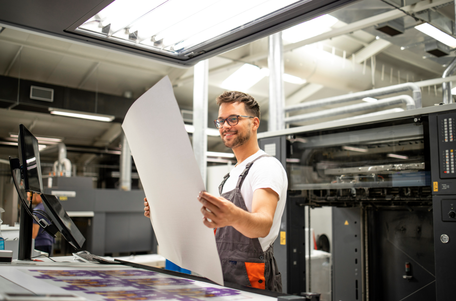 Poseur en signalétique dans atelier de prodution